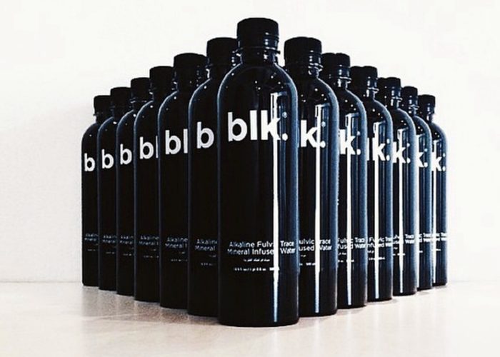l’eau minérale noire BLK